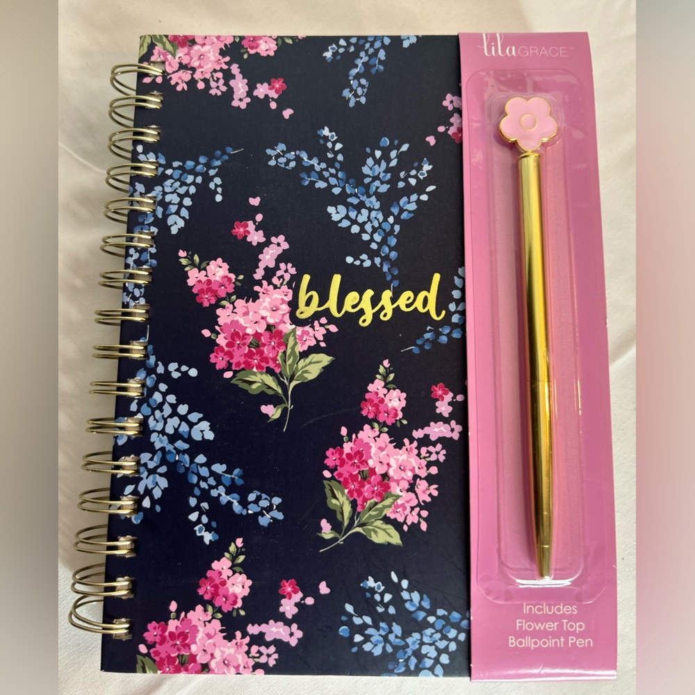 🪻🌸NWT Floral “Blessed” Journal with Gold Pen